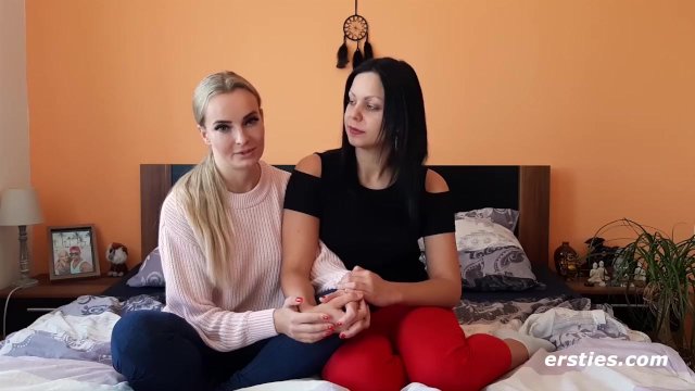 Ersties - Julia P und Victoria P verwöhnen sich gegenseitig ihre Muschi mit einem großen Glasdildo