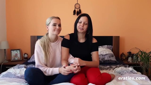 Ersties - Julia P und Victoria P verwöhnen sich gegenseitig ihre Muschi mit einem großen Glasdildo