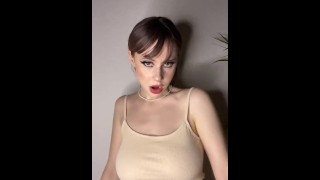 Une femme sexy avec de gros seins veut faire une lap dance pour vous