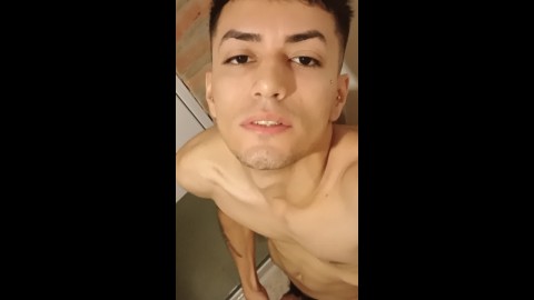 Joven guapo masturbándose y comiendo su semen 🤤