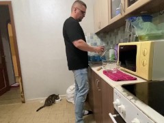 С разговорами Приехал к другу в гости и пока его не было трахнул его жену на кухне - Screenshot 5 of 16 - Big Ass Milf