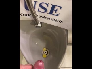 Zerstörerisches Pissen Im öffentlichen Urinal