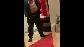 Il muscoloso ragazzo britannico Scally batte nella sua tuta di nylon guardando porno etero