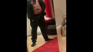 Beefy Britannique Scally bats dans son survêtement en nylon regardant du porno hétéro