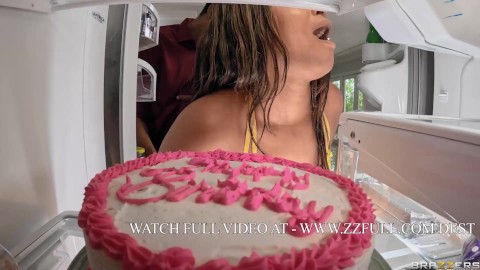 Super Squirt Cake Destroyer obtient une surprise anale.Ny Ny Lew / Brazzers