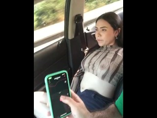 Puta Acepta y Da Placer a Su Coño En Uber