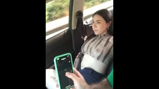 dziwka akceptuje i zaspokaja swoją cipkę w Uberze
