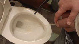 Сексуальный татуированный мужчина / сильный писсинг.