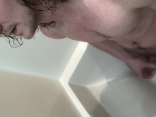 Guy必死にシャワーでうめき声オーガズムにコックをこすります