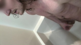 Guy esfregando desesperadamente o pau para gemer no chuveiro