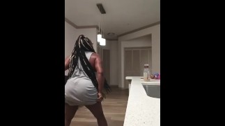 Его жена на кухне тверкает