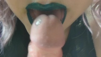 Очень близкое сосание и облизывание члена