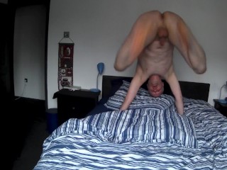 Naked Man Stuitert Op Het Bed