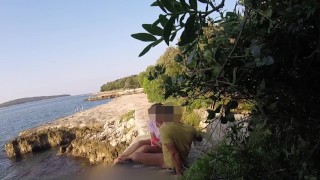 Miss Creamy 십대 선생님은 크로아티아의 공공 해변에서 모두가 보는 앞에서 내 자지를 빨아먹는다. 그건 매우 위험하다.