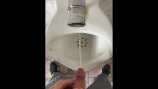 Pisser dans les toilettes d'un bureau public 4K POV