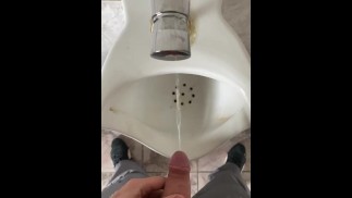 In einer öffentlichen Bürotoilette gepisst, 4K POV