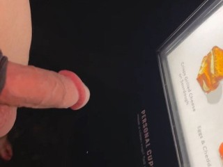 被抓到公开裸体！星巴克得来速她在相机里发现了我，所以我开车走了！