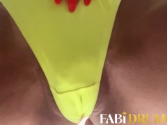 Milf loira bem acesa nessa lingerie neon