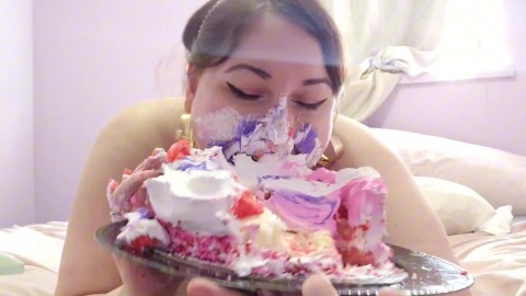 Dirty Girl Klairè fête son anniversaire au lit farce un gâteau dans la gorge