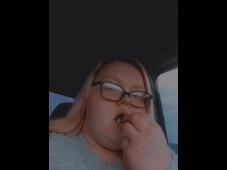 Поедание корма McDonald's