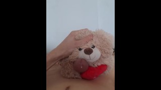 Teddy se frotte se termine par une grosse éjaculation