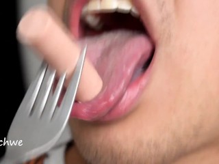 Вкусная колбаса во рту