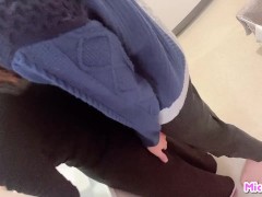 洗面所で身支度してる巨乳の彼女のスカートをまくって後ろから触りまくってそのまま生挿入-日本人/巨乳/個人撮影/素人カップル/立ちバック - Screenshot 1 of 16 - Japan