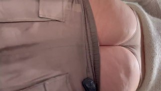 Nackte Titten ein schmutziges Mädchen in der Umkleidekabine