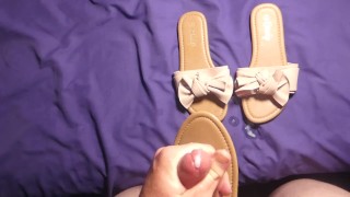 Sperme sur les sandales mignonnes de ma nièce