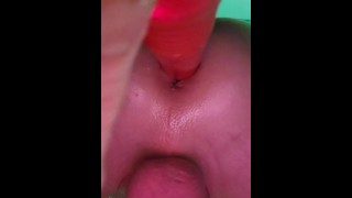 Close-up anaal neuken met stuwende zwaartekracht dildo