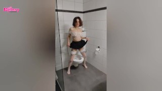 La ragazza del partito fa pipì nella toilette