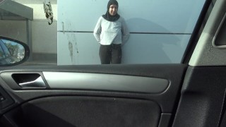 シリアの女性はドイツで車のセックスをしています