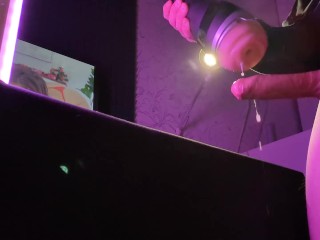 Homem Tesão Assistindo Pornografia e Fodendo a Buceta De Brinquedo De Lanterna, Em Seguida, Gozando