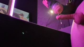 Hombre cachondo viendo porno y follando el coño de juguete de linterna y luego cumming