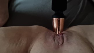 Лижу и трахаю ее игрушкой в киске