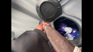 No trabalho masturbando bbc em um potty portal limpo