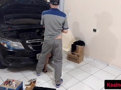Dona do carro ficou com tesão no seu mecânico!
