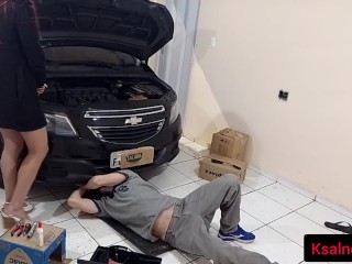 Car Owner got Horny for her Mechanic!