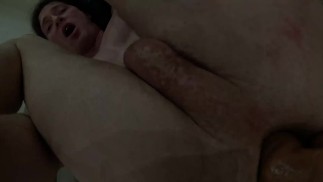 парень принимает его в розовую