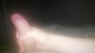 Возбужденный самец дрочит сегодня ночью