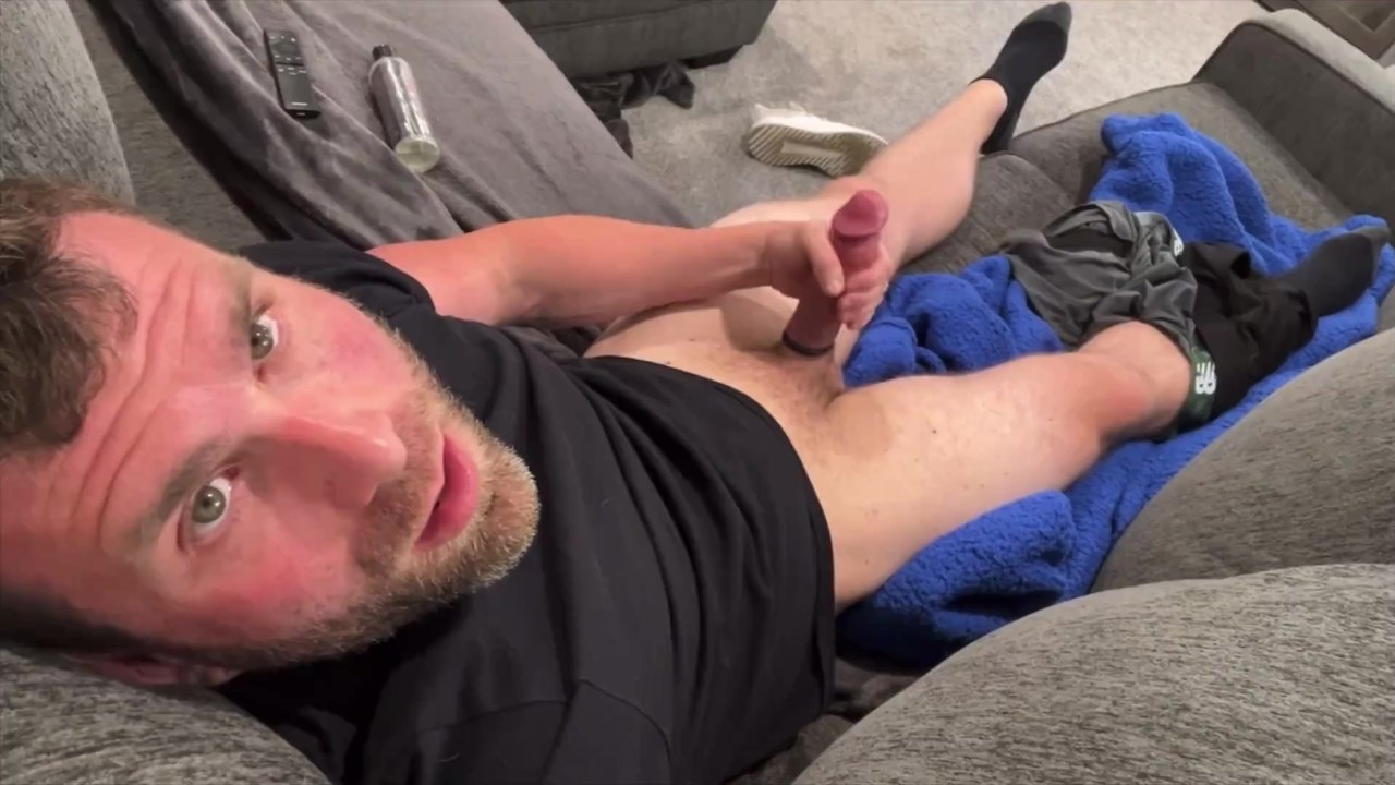 Regarder du porno dans mon salon après le travail.