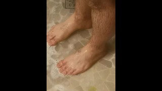 Espionner mes pieds sous la douche