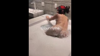 badkuip - een sexy douche nemen