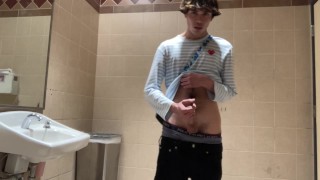 Homo tienermodel masturbeert in openbaar toilet in winkelcentrum