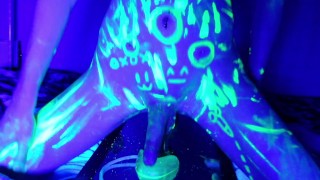 Chica trans follada por Glow en la oscura polla monstruosa