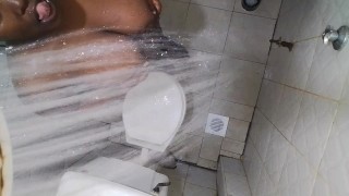 Milf quente queniano ordenhando seus peitos grandes sexy enquanto toma banho.