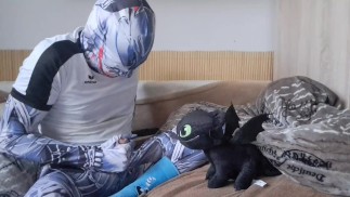 Symbiont hat einen neuen Drachenfreund. UltraSperma auf seinem Gesicht.