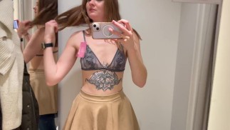 辣妹试穿性感新胸罩