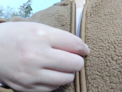巨乳を露出しながら散歩する変態日本人女性。 - Screenshot 1 of 16 - 日本人