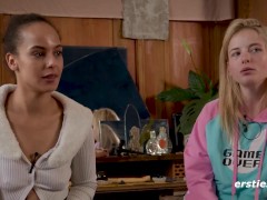 Ersties - Goldene Dusche und Dildospiele mit Mia A und Lia A